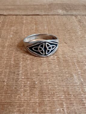 Sterling silver Celtic trinity triquetra knot ring size 6